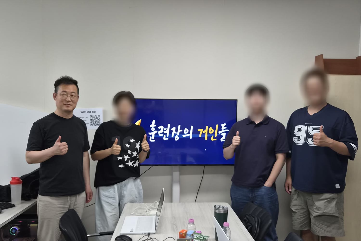0기 파일럿 수료 단체 사진 — 손기석 대표와 수료생들이 오프라인 강의실에서 함께